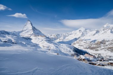 Matterhorn, İsviçre. Kış dağı manzarası. Kayak için bir yer. Zermatt Kayak Tesisi. Yüksek kayalar ve kar. İsviçre 'deki dağın manzarası.