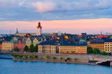 Stockholm, İsveç. Gamla Stan 'in panoramik görüntüsü. İsveç 'in başkenti. Gün batımında şehir manzarası. Stockholm 'deki eski kasaba manzarası. Arkaplan ve duvar kağıdı için büyük çözünürlüklü fotoğraf. 