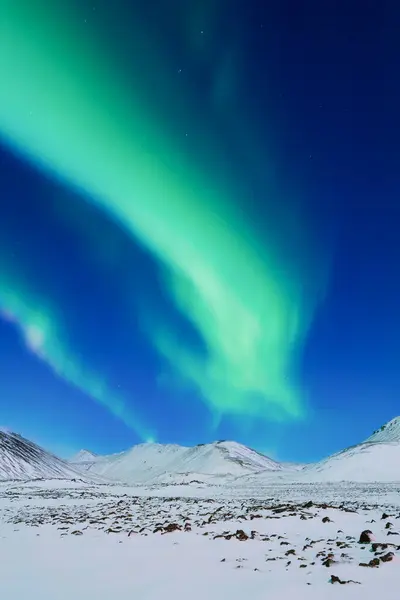 Aurora Borealis 北方之光笼罩着群山 冬夜的风景 天空中明亮的灯光 冬季的北方风景 一个受欢迎的旅行地点 — 图库照片