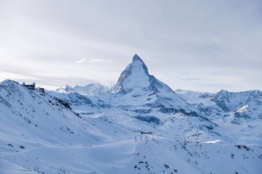 Matterhorn, İsviçre. Kış dağı manzarası. Kayak için bir yer. Zermatt Kayak Tesisi. Yüksek kayalar ve kar. İsviçre 'deki dağın manzarası.
