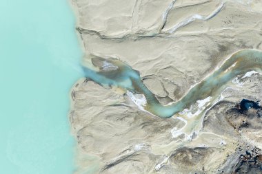 Buzul vadisindeki gök mavisi gölün insansız hava aracı görüntüsü. Moraines 'in manzarası. Havadan manzara manzarası. Moraine nehri. İnsansız hava aracından peyzaj. Alberta, Kanada.