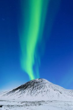 Norveç, Lofoten Adaları 'ndaki Aurora Borealis. Dağların üzerinden Kuzey Işıkları. İskandinavya. Kutup ışıklarıyla gece gökyüzü. Kışın kuzeyde manzara.. 
