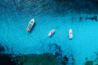 Motorlu tekne ve yatın drone görüntüsü. Lüks ulaşım. Tatil yapan insanlar. Tatil ve tatiller. Deniz yolculuğu için yaz zamanı. Deniz koyunda. Arkaplan ve duvar kağıdı için fotoğraf. 