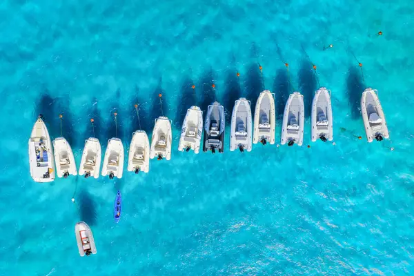 Férias Lazer Vista Aérea Barcos Rápidos Mar Mediterrâneo Azul Dia Fotos De Bancos De Imagens