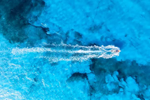 Urlaub Und Freizeit Luftaufnahme Auf Einem Schnellboot Auf Dem Blauen Stockbild