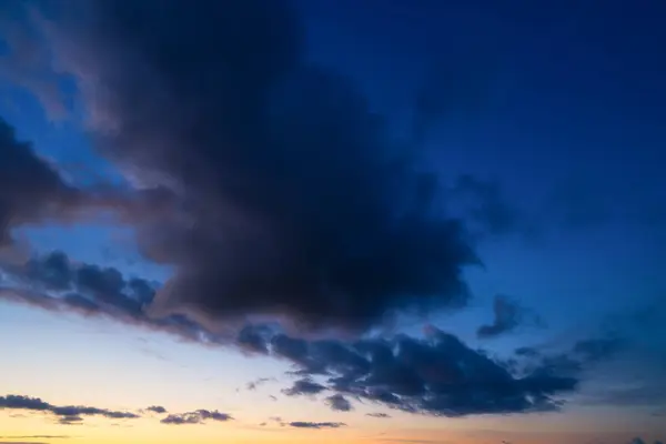 Dunkle Wolken Während Des Sonnenuntergangs Blauer Himmel Sonnenschein Eine Riesige Stockfoto