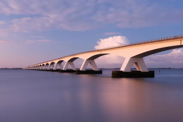 Uma Longa Ponte Sobre Mar Durante Pôr Sol Foto Longa — Fotografia de Stock