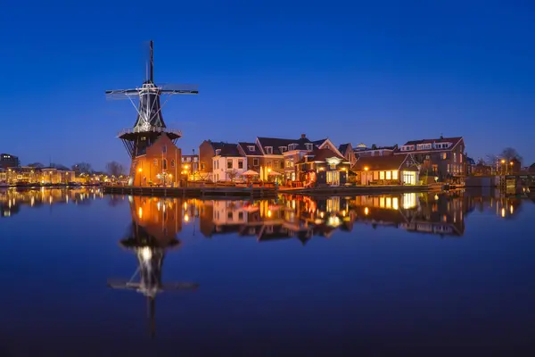 Kincir Angin Adriaan Haarlem Belanda Bangunan Bersejarah Cityscape Selama Jam Stok Gambar