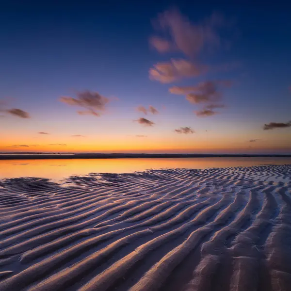 Sebuah Pemandangan Laut Saat Matahari Terbenam Garis Garis Pasir Pantai — Stok Foto