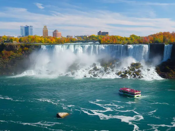 Niagara Şelalesi. Ünlü şelalenin yanında insanlarla dolu bir eğlence gemisi. Kanadalı tarafından bak. Doğa manzarası. Reklam için fotoğraf..