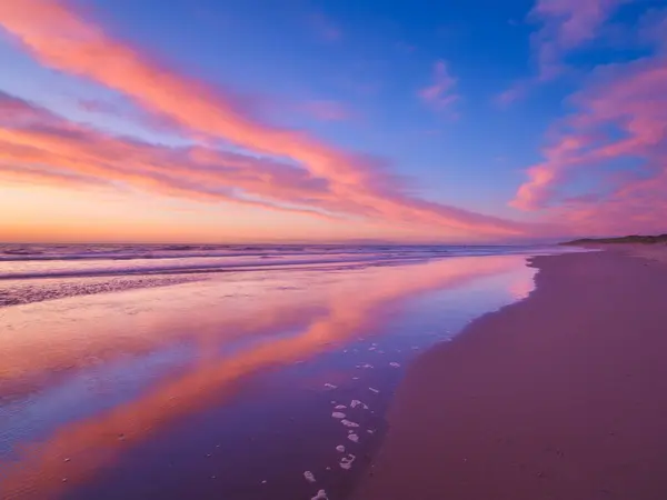 Seascape Saat Matahari Terbit Awan Terang Langit Garis Garis Pasir — Stok Foto