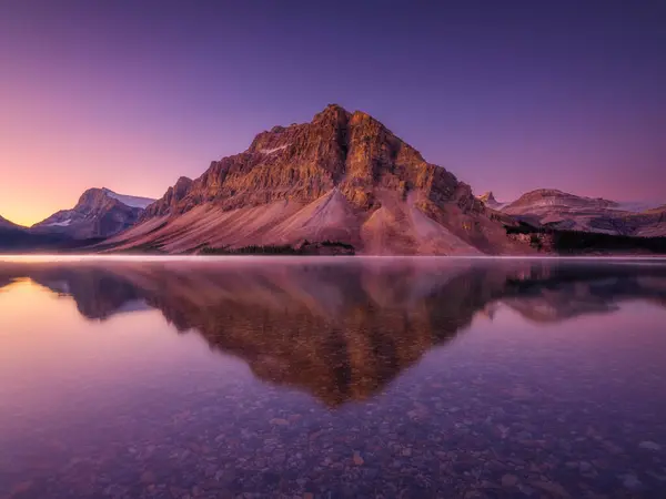 Lago Bow Alberta Canadá Paisagem Montanhosa Amanhecer Raios Sol Num Fotos De Bancos De Imagens