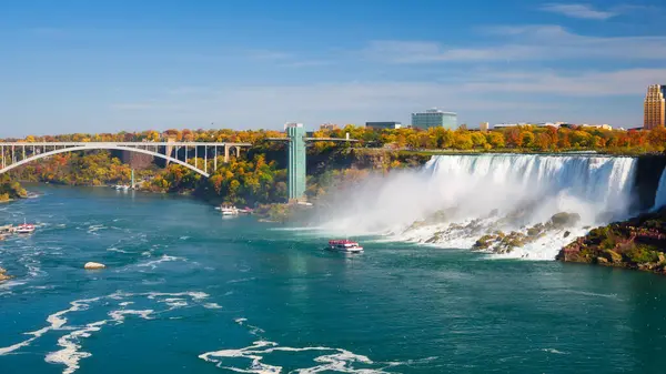 Niagarafälle Ein Ausflugsboot Mit Menschen Der Nähe Des Riesigen Berühmten Stockbild
