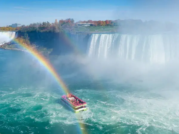 Водоспад Ніагара Приємний Човен Людьми Біля Величезного Знаменитого Водоспаду Вид Стокова Картинка