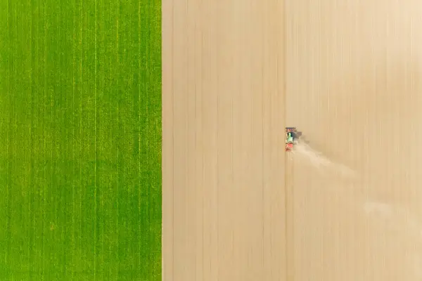 Landwirtschaftlicher Verkehr Traktor Auf Dem Feld Das Land Bearbeiten Luftaufnahme Stockfoto