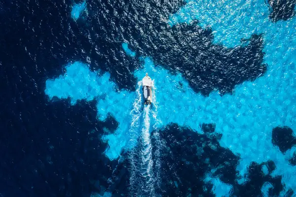 バケーションとレジャー 晴れた日の青い地中海での速いボートの空中視界 海上での速い船舶 ドローンからの脱出 空からの景色 モーターボートによるシーケープ ロイヤリティフリーのストック写真
