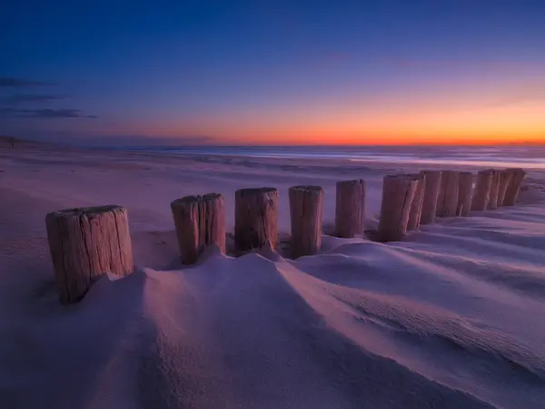 Морський Пейзаж Під Час Сходу Сонця Журнали Піску Яскраве Небо Ліцензійні Стокові Зображення