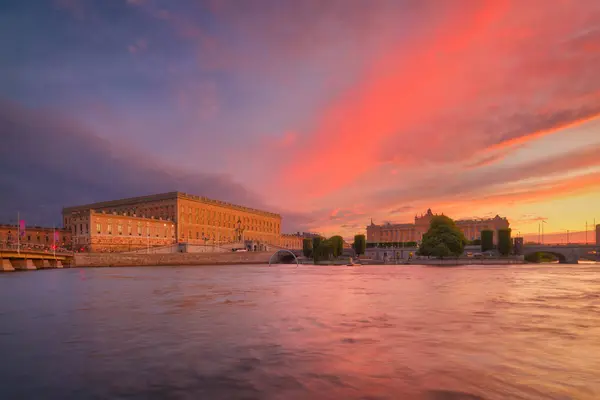ストックホルム スウェーデン 王宮と議会のパノラマビュー スウェーデンの首都 日没時のシティスケープ ストックホルムの旧市街の様子 背景および壁紙のための大きい決断の写真 ロイヤリティフリーのストック写真