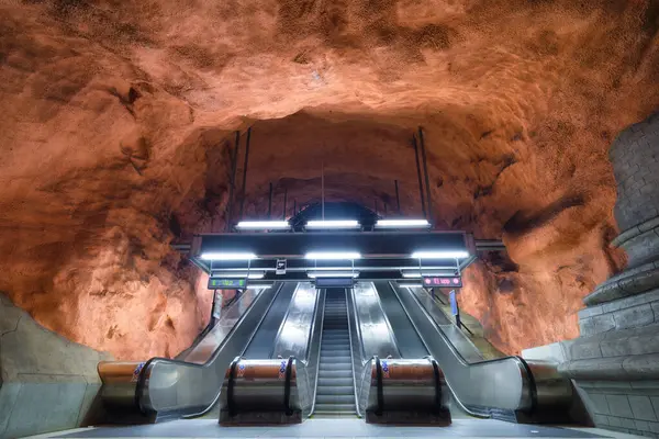 Radhuset 스톡홀름 스웨덴 스웨덴 수도에서 인기있는 지하철역입니다 풍경입니다 지하에 에스컬레이터 스톡 사진
