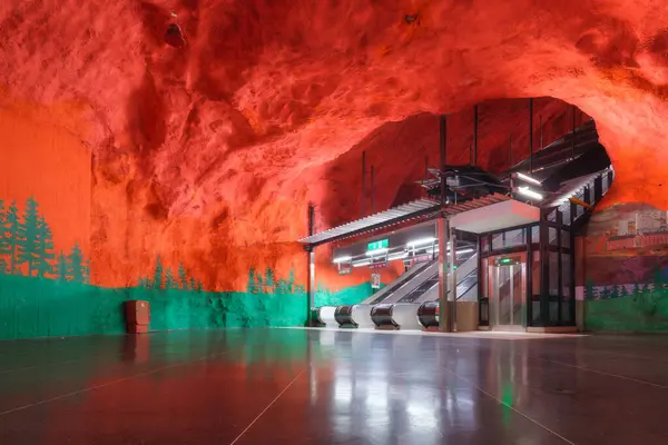 스톡홀름 스웨덴 스웨덴 수도에서 인기있는 지하철역입니다 풍경입니다 지하에 에스컬레이터 지하철이요 스톡 사진