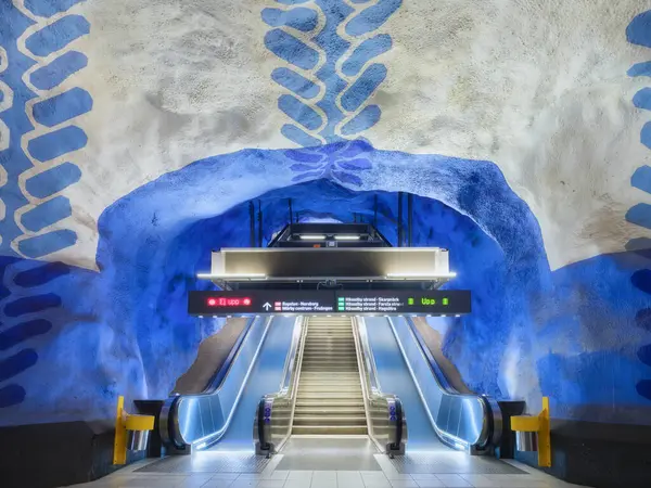 ストックホルム中央駅 ストックホルム スウェーデン スウェーデンの首都で人気のある地下鉄駅 建築風景について ポストカード 背景のための写真 地下のエスカレーター アンダーグラウンド ストック画像