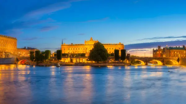 ストックホルム スウェーデン 王宮と議会のパノラマビュー スウェーデンの首都 日没時のシティスケープ ストックホルムの旧市街の様子 背景および壁紙のための大きい決断の写真 ロイヤリティフリーのストック画像