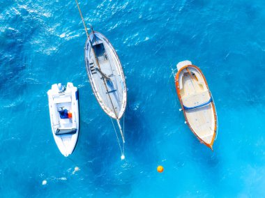 Motorlu teknelerin drone görüntüsü. Deniz taşımacılığı. Tatil ve tatiller. Deniz yolculuğu için yaz zamanı. Deniz koyunda. Arka plan ve duvar kâğıdı için fotoğraf. Akdeniz.