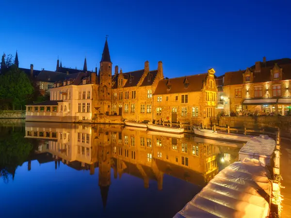 Brugia Belgia Historyczna Część Miasta Architektoniczny Krajobraz Czasie Niebieskiej Godziny Zdjęcia Stockowe bez tantiem