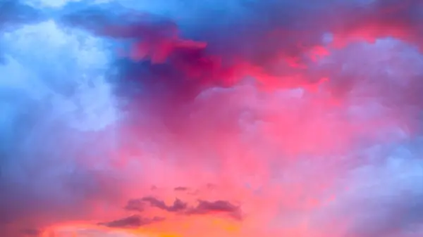 Niebo Chmurami Podczas Zachodu Słońca Chmury Błękitne Niebo Fotografia Wysokiej Zdjęcia Stockowe bez tantiem
