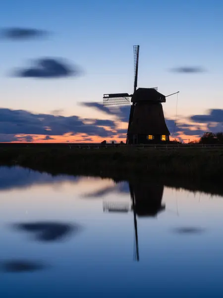 Kincir Angin Belanda Bangunan Bersejarah Belanda Refleksi Pada Permukaan Air Stok Gambar
