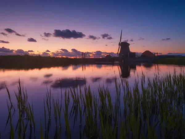 Ветряная Мельница Нидерландов Исторические Здания Нидерландах Отражения Поверхности Воды Изображение Лицензионные Стоковые Изображения