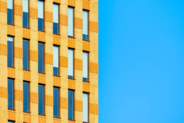 Gökdelen binasının bir sürü penceresi var. Kentsel dokular ve arka planlar. Modern mimari ve tasarım. Bina detayları.