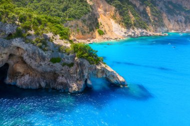 Deniz kıyısının insansız hava aracı görüntüsü. Kaya kıyısı ve deniz suyu. Tatil ve seyahat. Yaz deniz manzarası. Hava manzaralı. Kartlar, arkaplan, duvar kağıdı veya tasarım için resim.
