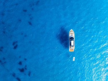 Yaz tatili. Yattaki insansız hava aracı görüntüsü. Arka plan olarak denizde yelken açmak..