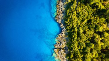 Deniz kıyısının insansız hava aracı görüntüsü. Kaya kıyısı ve deniz suyu. Tatil ve seyahat. Yaz deniz manzarası. Hava manzaralı. Kartlar, arkaplan, duvar kağıdı veya tasarım için resim.