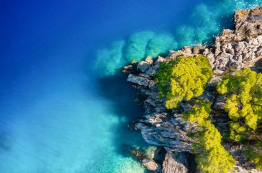 Deniz kıyısının insansız hava aracı görüntüsü. Kaya kıyısı ve deniz suyu. Tatil ve seyahat. Yaz deniz manzarası. Hava manzaralı. Kartlar, arkaplan, duvar kağıdı veya tasarım için resim.