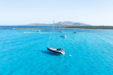 Yaz tatili. Yattaki insansız hava aracı görüntüsü. Arka plan olarak denizde yelken açmak..