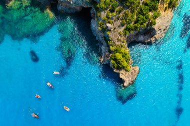 Deniz kıyısının insansız hava aracı görüntüsü. Göldeki sürat tekneleri ve yatlar. Kaya kıyısı ve deniz suyu. Tatil ve seyahat. Yaz deniz manzarası. Hava görüntüsü. Kartlar, arkaplan veya duvar kağıdı için resim.