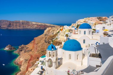 Santorini, Yunanistan. Santorini 'de geleneksel evler. Evlerin, kiliselerin ve otellerin küçük dar sokakları ve çatıları. Oia Köyü, Santorini Adası, Yunanistan. Seyahat ve tatil fotoğrafçılığı.