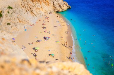 Kumsalın en üst manzarası ve şemsiyeler. Rahatlama ve iyileşme için bir yer. Yaz tatili ve seyahat. Tatil ve macera. Kumsal ve mavi su. 