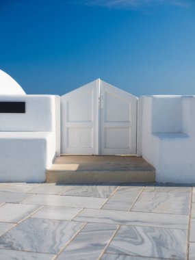 Yunanistan 'ın Santorini kentindeki Oia köyünün geleneksel avlu girişi. Geleneksel mimari. Fotoğraf: Duvar kağıdı.