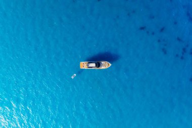 Yaz tatili. Yattaki insansız hava aracı görüntüsü. Arka plan olarak deniz yatı. Deniz ve dalgalar yukarıdan görünüyor. İHA 'dan üst görünüm. 