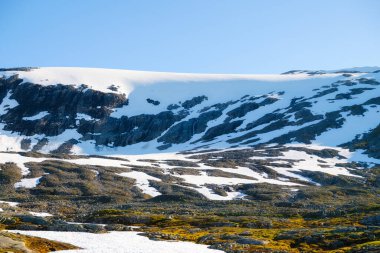 Norveç 'te doğa. Vahşi Norveç 'in panoramik manzarası. Kayalar ve dağlar. Gündüzleri parlak gün ışığı. Seyahat için bir yer. Norveç 'te yaz tatili ve seyahati.