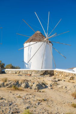 Mykonos, Yunanistan. Geleneksel yel değirmenleri. Mykonos 'un gündüz sembolü. Geleneksel yel değirmenleriyle manzara. Seyahat ve tatil için fotoğraf.