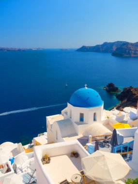 Santorini, Yunanistan. Santorini 'de geleneksel evler. Evlerin, kiliselerin ve otellerin küçük dar sokakları ve çatıları. Oia Köyü, Santorini Adası, Yunanistan. Seyahat ve tatil fotoğrafçılığı.