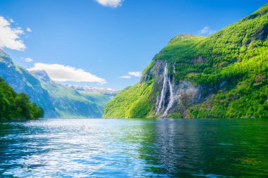 Seven Sisters Şelalesi, Geiranger Fjord, Norveç. Fiyortlarda doğa. Panoramik manzara. Norveç fiyordunda seyahat ediyor. İskandinavya. Norveç 'te yaz tatili ve seyahati.