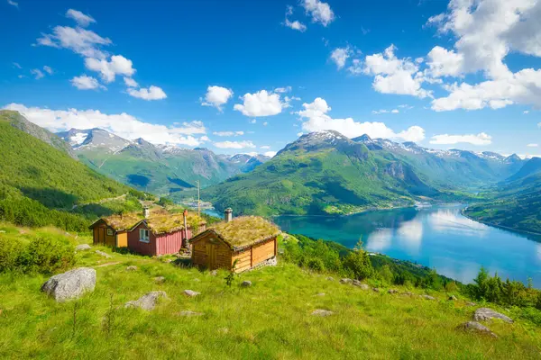 Fiyortlarda doğa. Rakssetra, Norveç. Panoramik manzara. Norveç fiyordunda seyahat ediyor. İskandinavya. Geleneksel eski yerleşim yeri. Çatıda yosun olan evler. Norveç 'te yaz tatili ve seyahati.