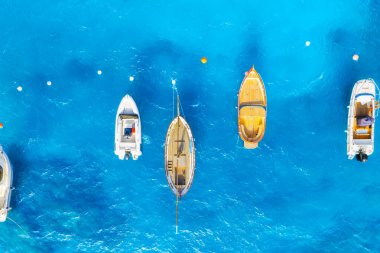 Tatil ve tatiller. Motorlu tekne ve yatın drone görüntüsü. Tatil yapan insanlar. Deniz yolculuğu için yaz zamanı. Deniz koyunda. Arkaplan ve duvar kağıdı için fotoğraf. 