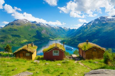 Fiyortlarda doğa. Rakssetra, Norveç. Panoramik manzara. Norveç fiyordunda seyahat ediyor. İskandinavya. Geleneksel eski yerleşim yeri. Çatıda yosun olan evler. Norveç 'te yaz tatili ve seyahati.