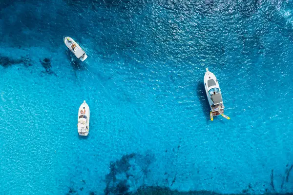 Tatil ve tatiller. Motorlu tekne ve yatın drone görüntüsü. Tatil yapan insanlar. Deniz yolculuğu için yaz zamanı. Deniz koyunda. Arkaplan ve duvar kağıdı için fotoğraf. 